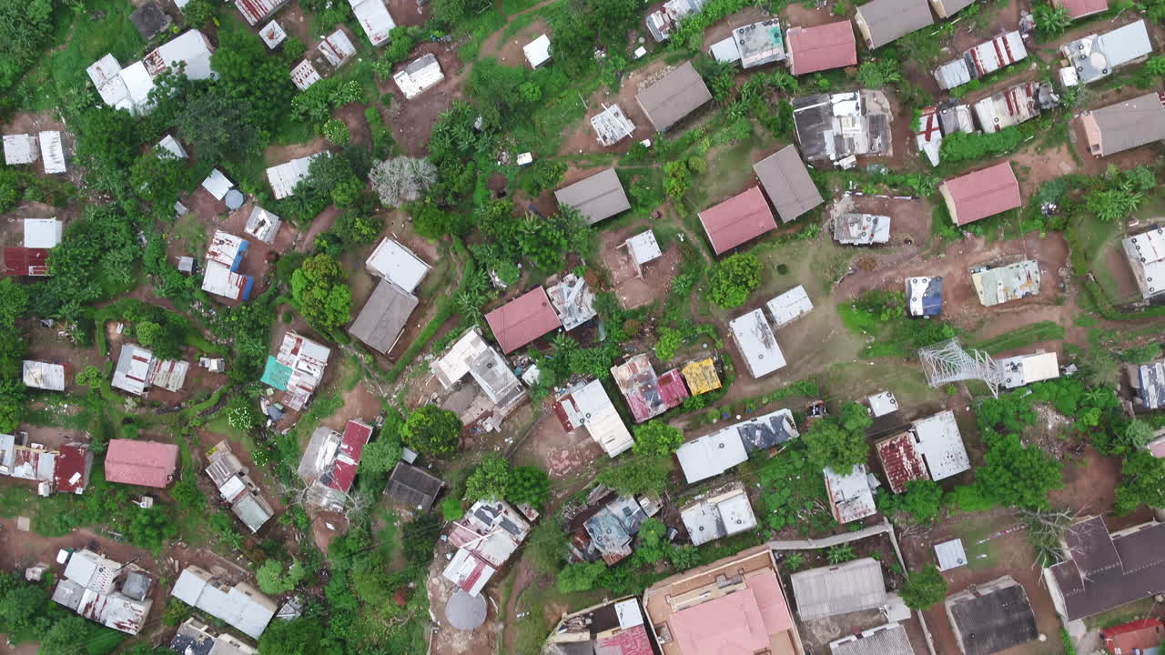 birds eye drone sobrevuelo vivienda chabolas en sudáfrica