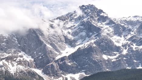 Majestätischer-Blick-Auf-Die-Schneebedeckte-Zugspitze-Am-Eibsee,-Grainau,-Deutschland,-Ziehende-Wolken