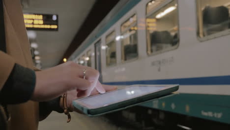 Kommunikation-Mit-Tablet-PC-In-Der-U-Bahn