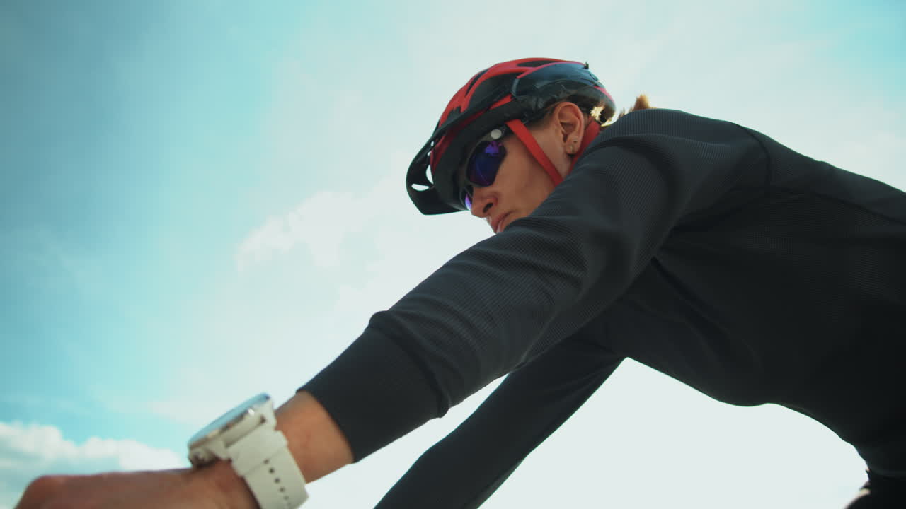 야외 에서 스포츠 자전거 를 타고 있는 운동 여성