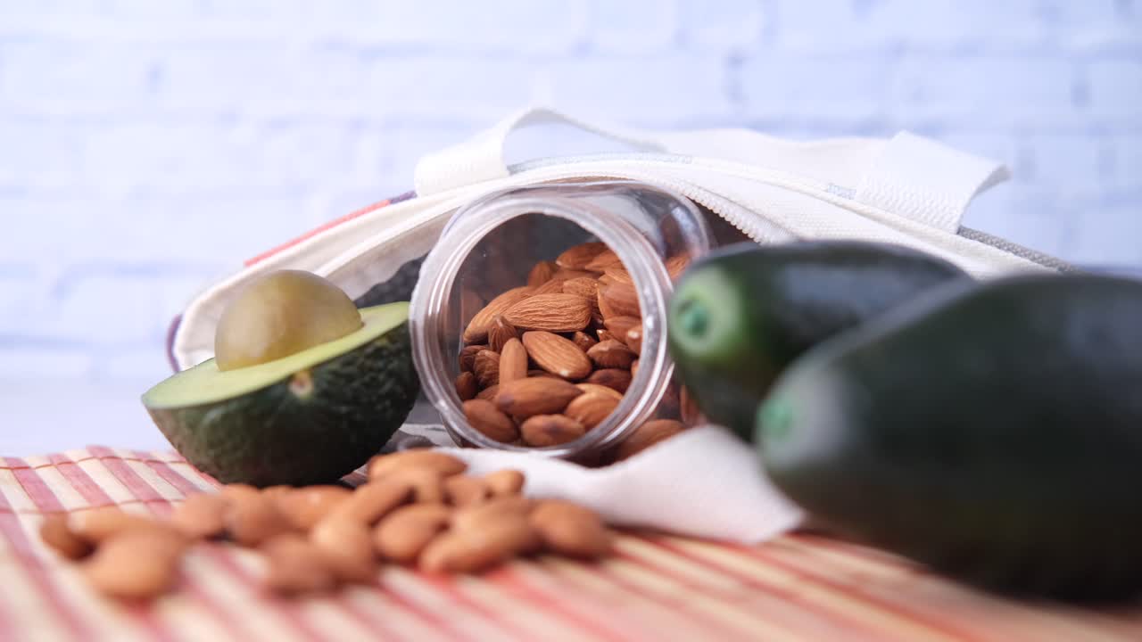 아보카도와 아몬드와 함께 건강한 간식