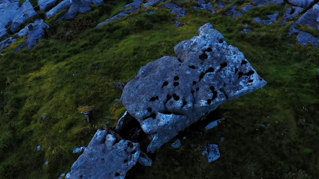 Vista aerea dall'alto della pietra calcarea del dolmen di Poulnabrone alla luce della tarda sera dopo il tramonto in Irlanda