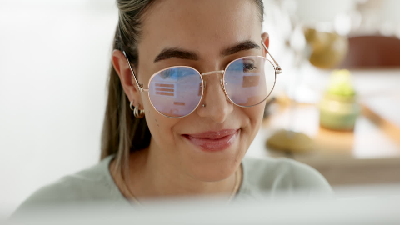 mujer creativa, informática y feliz haciendo en línea