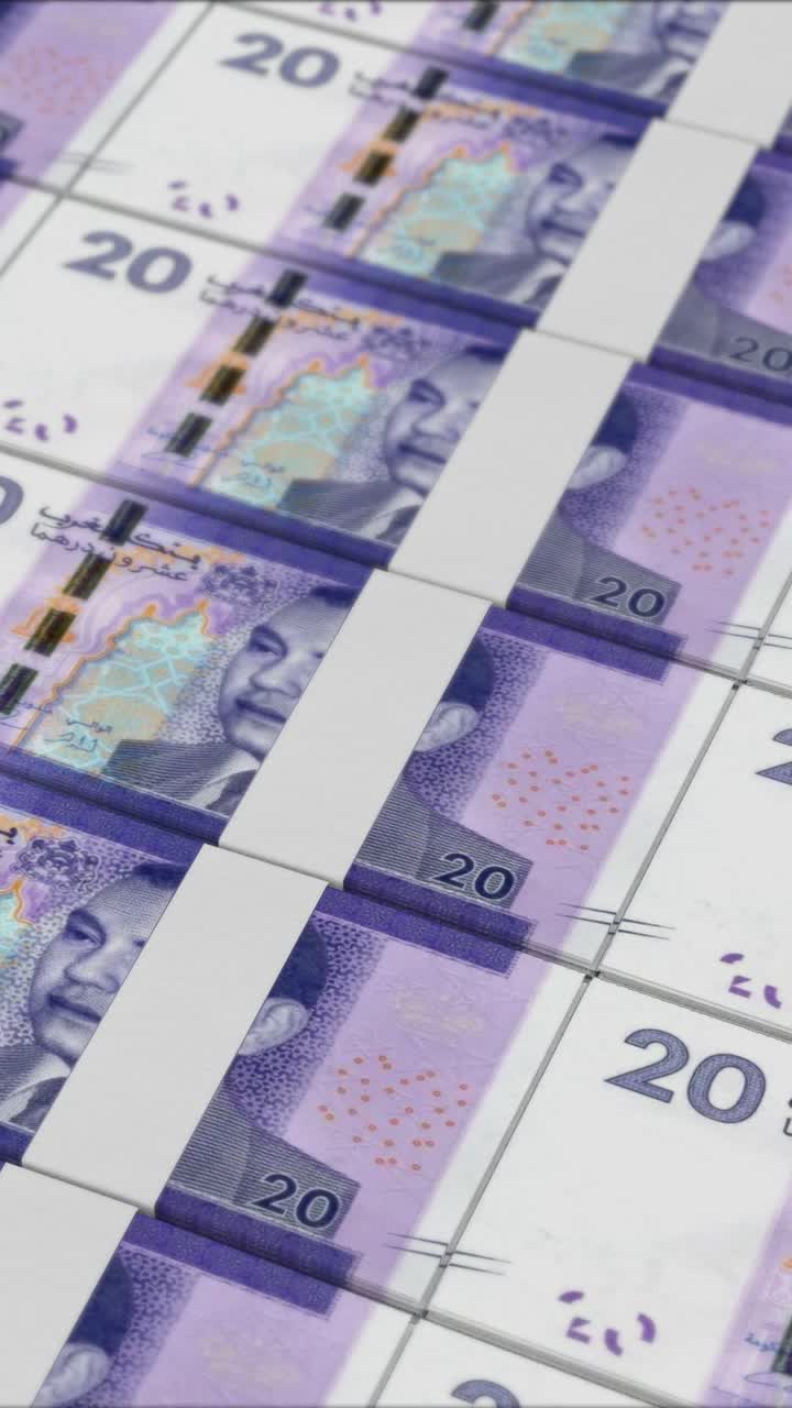 vídeo vertical de 20 billetes de dirham marroquí impresos por una prensa de dinero
