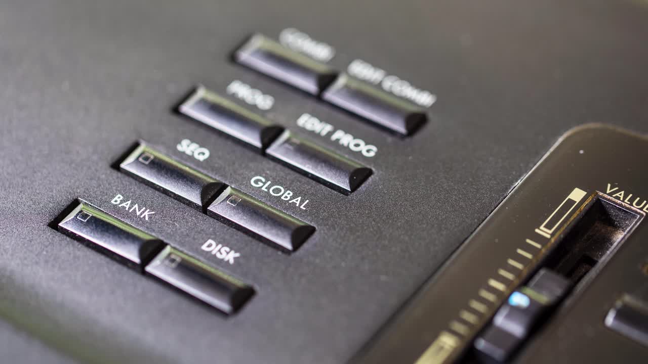 botones de la estación de trabajo del sintetizador de producción musical en el teclado del piano midi