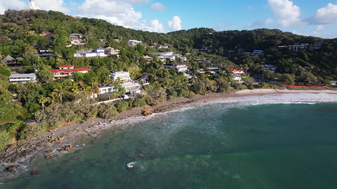 vista aérea de la playa de wategos con casas de vacaciones frente al océano en nueva gales del sur, australia