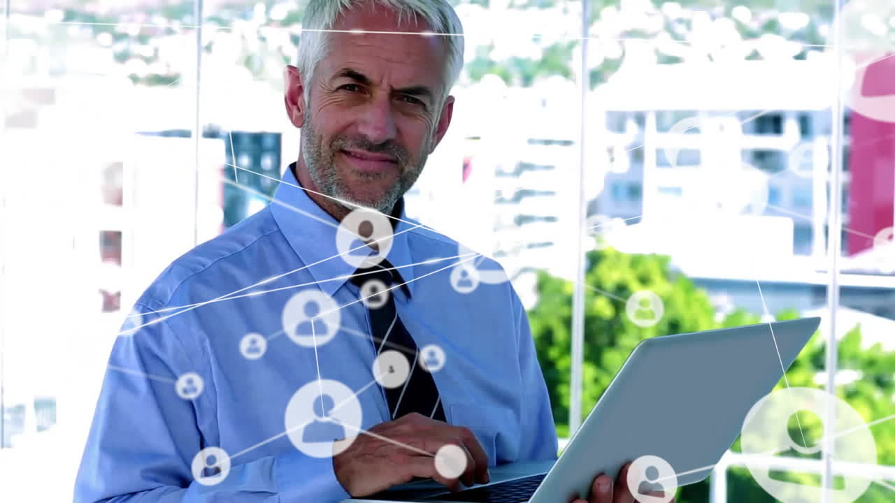 animación de la red de conexiones con personas iconos sobre empresario caucásico usando tableta