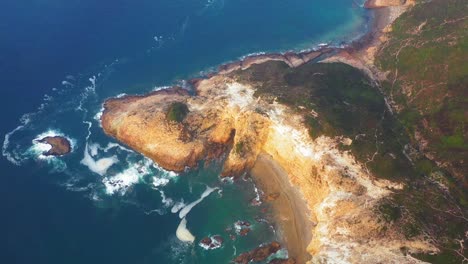 panorama de la bahía con olas masivas en la presa este del embalse de la isla alta