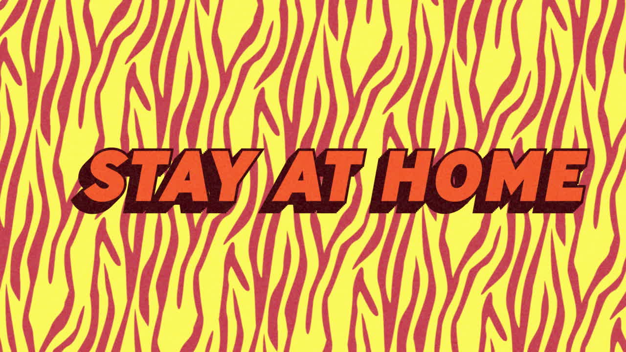 보라색과 노란색 배경에 오렌지색으로 쓰여진 집에 머물라는 단어의 애니메이션