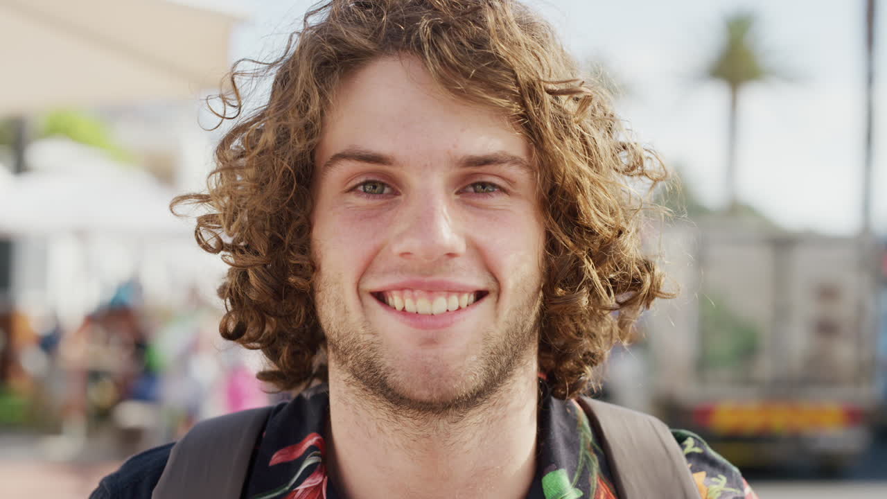 cara, sonrisa y hombre en la ciudad de vacaciones