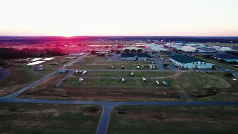 Las-Casas-Rodantes-Descansan-Bajo-Una-Puesta-De-Sol-De-Georgia-En-Un-Sereno-Y-Extenso-Parque.