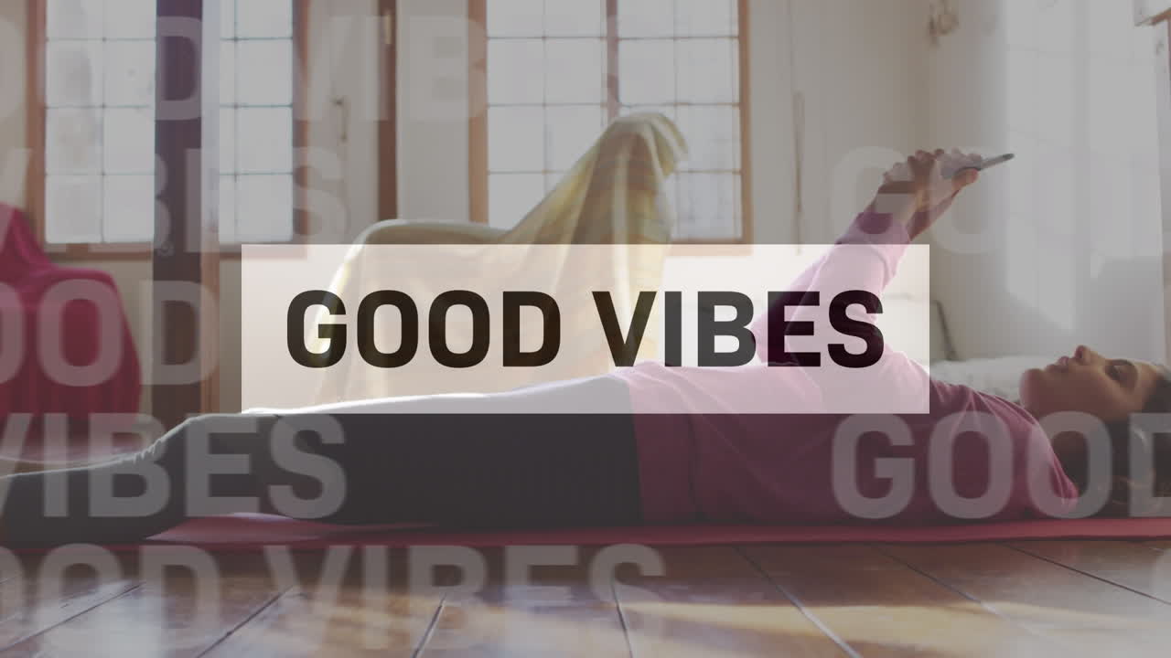 animación de buenas vibraciones texto sobre mujer biracial usando teléfono inteligente