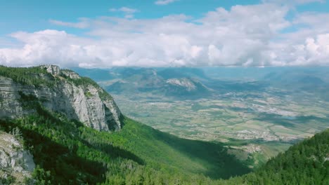 Descubriendo-Un-Vasto-Y-Maravilloso-Valle-Desde-Alta-Montaña,-Con-Nubes,-Alpes-Franceses