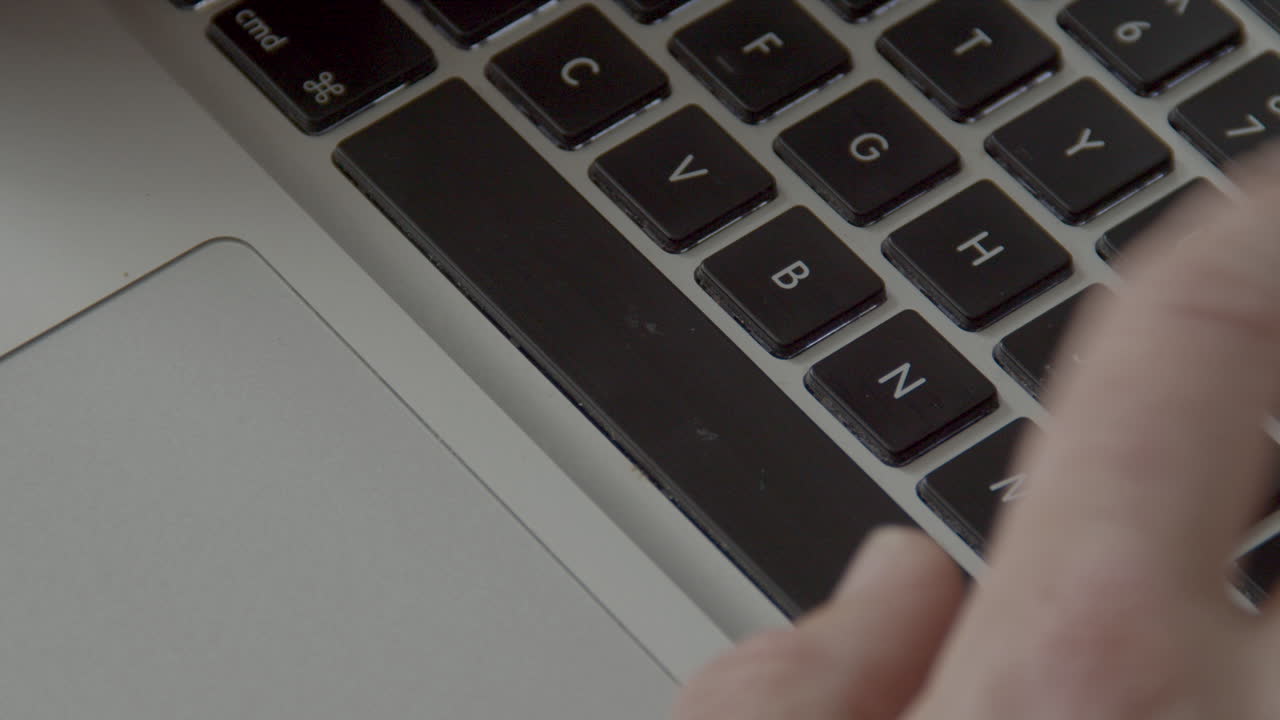 dedo presionando la barra espaciadora de varias maneras