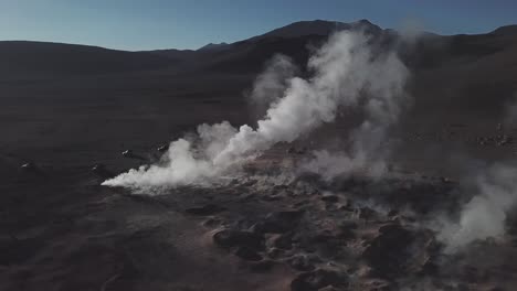 antena giratoria de nubes de vapor que se derraman con energía geotérmica