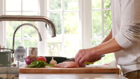 primer plano de un hombre preparando la comida en la cocina filmado en r3d