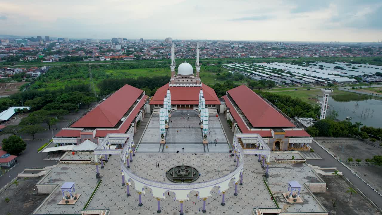 Vista aérea da Grande Mesquita em Java Central. É a maior mesquita do Sudeste Asiático