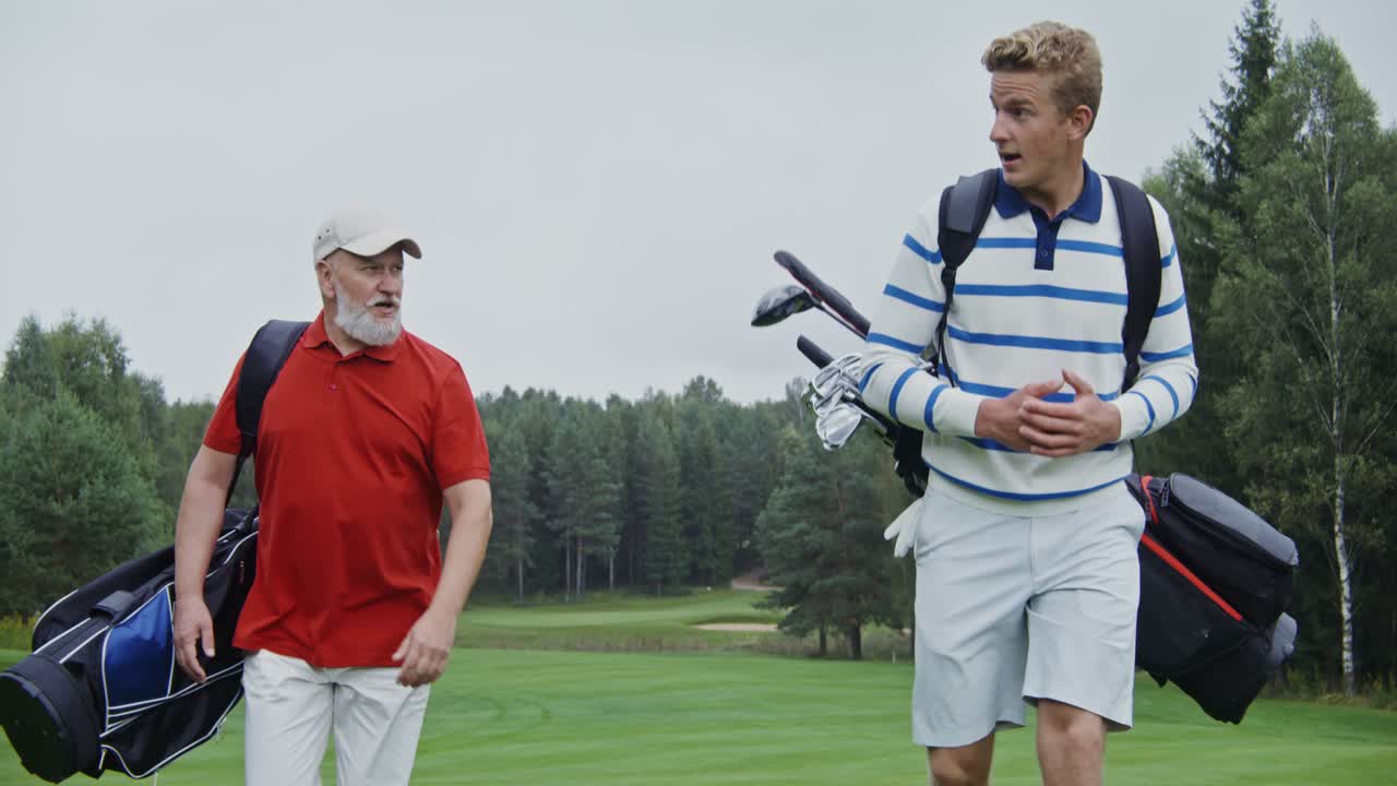 아버지와 아들이 골프를 하고 있다