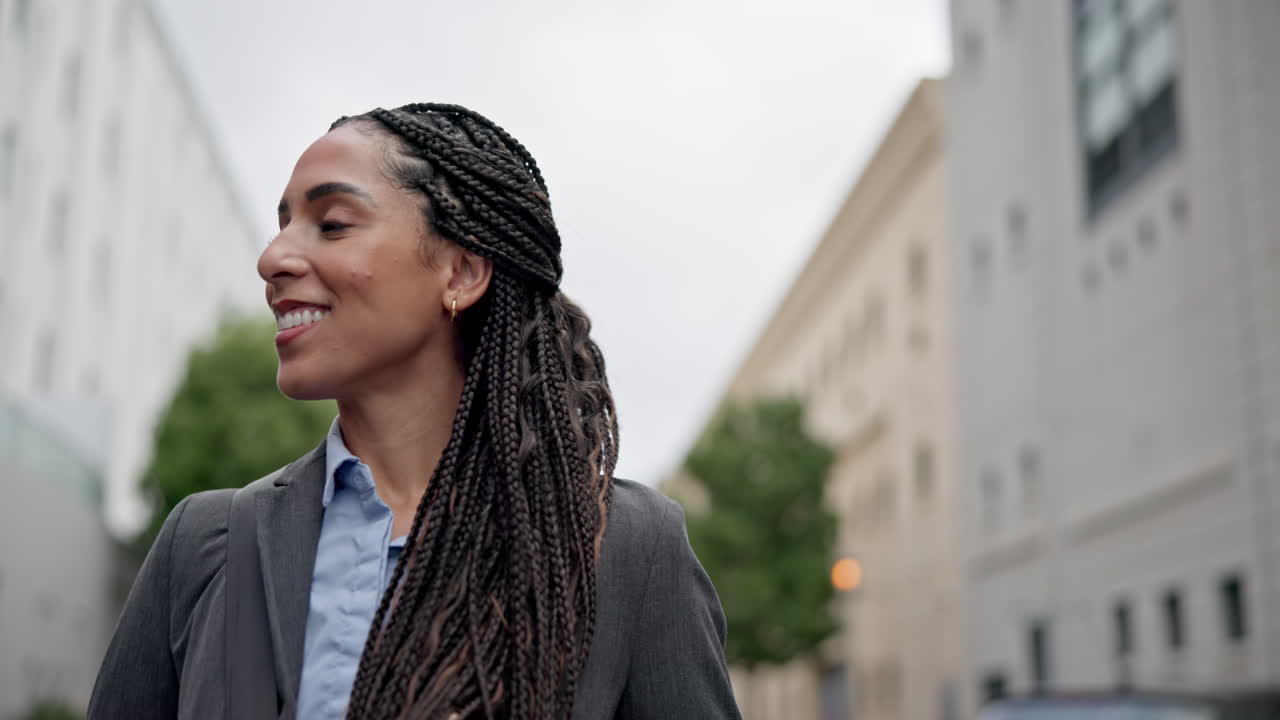 feliz, confianza y mujer de negocios caminando