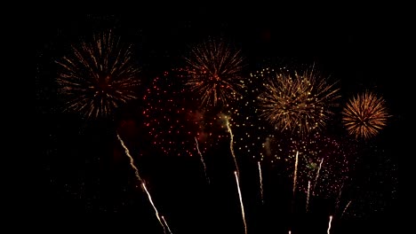 luces de fuegos artificiales coloridos en el cielo nocturno