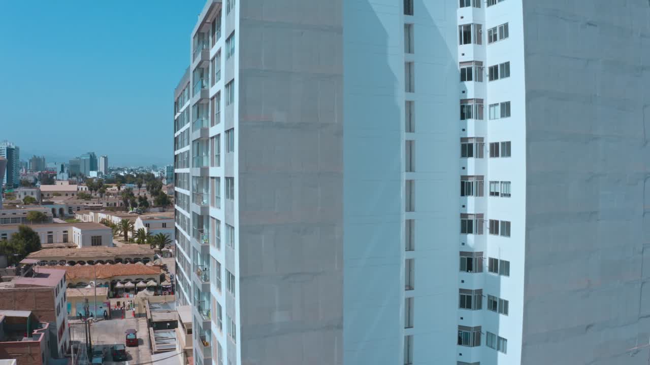 desvelando la costa detrás de los edificios lima, perú, el mar escondido detrás de la ciudad