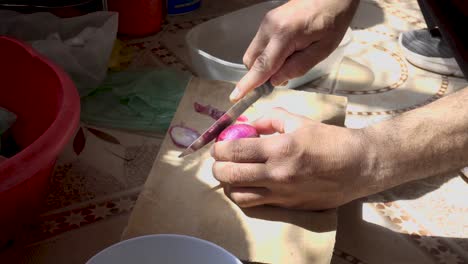 refugiado yemení en etiopía cortando cebolla luz de la naturaleza desde la ventana en el suelo preparación de la comida