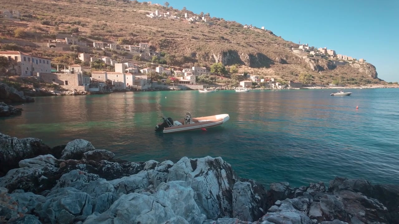 Boote vor der felsigen Küste von Mani, Fischerhafen Limeni Peloponnes