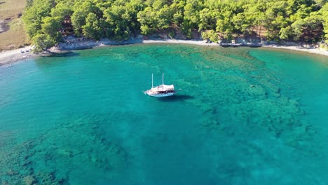vista aérea, velero anclado en aguas turquesas poco profundas del mar mediterráneo
