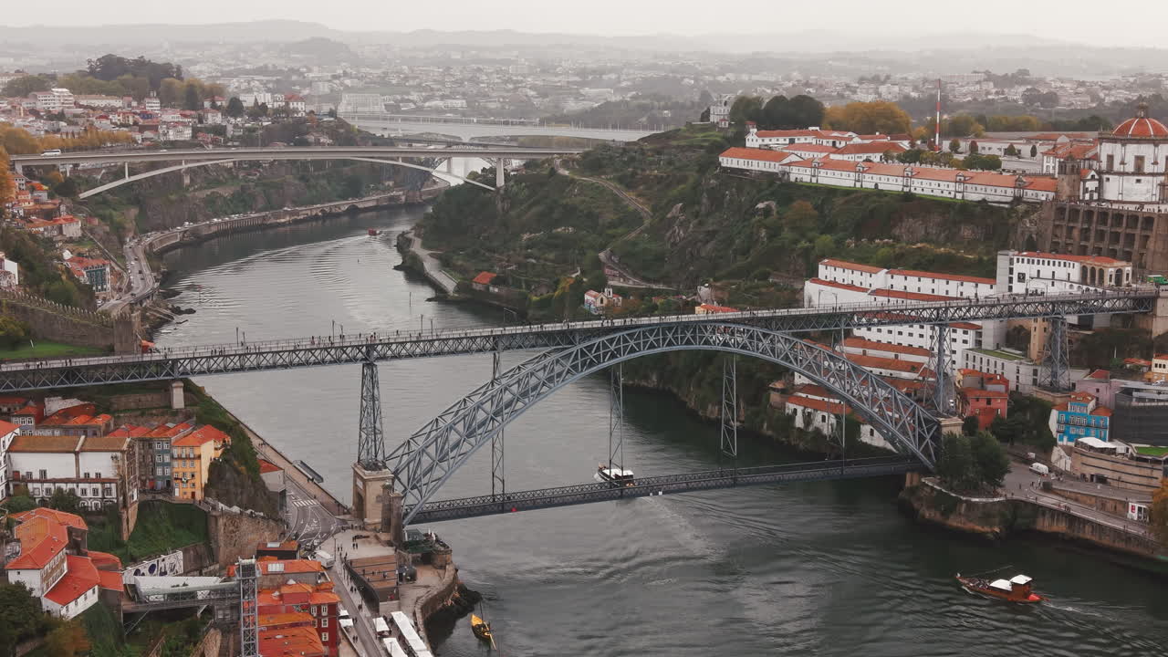 Vista Aérea da Ponte Dom Luís I e do Rio Douro no Porto, Portugal.