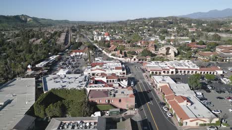 Drohne-Fliegt-über-Die-Innenstadt-Von-San-Juan-Capistrano-Mit-Blick-Auf-Die-Stadt