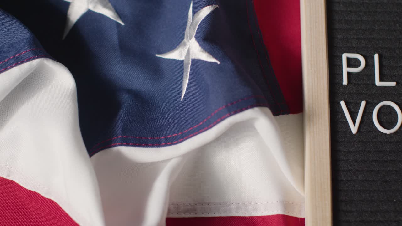 표지판의 클로즈업 읽기 부탁드립니다 미국 스타 앤 스트라이프  ⁇ 발에 누워서 투표하세요 미국 선거 2024 2