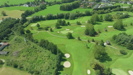 Filmdrohne-Enthüllt-Ein-österreichisches-Golfresort-In-Der-Malerischen-Region-Mondsee