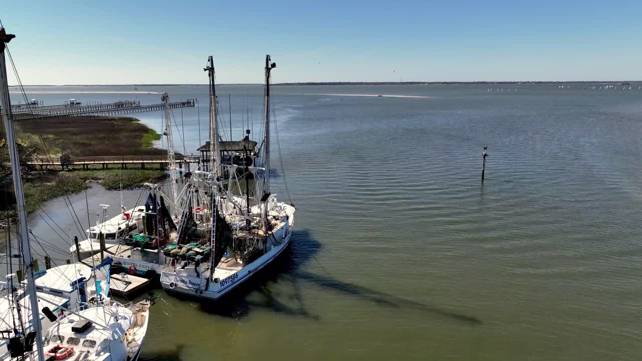 Luftoptagelse forbi rejefiskekuttere langs Shem Creek nær Charleston SC, South Carolina
