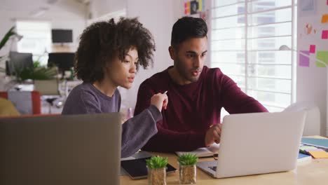 dos colegas que trabajan en la oficina creativa
