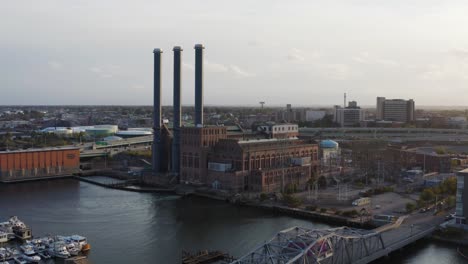 vista aérea de una central eléctrica, ciudad y tráfico de carreteras en providence, rhode island - vista aérea