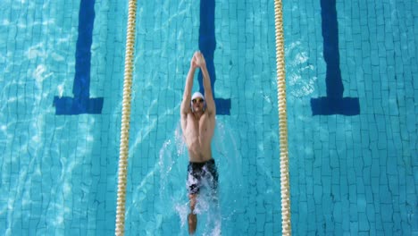 Entrenamiento-De-Nadador-En-Una-Piscina