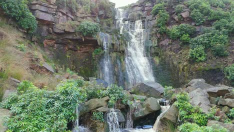 imágenes aéreas de un dron de una alta cascada rocosa en los valles de yorkshire, centavos