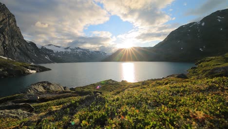 Puesta-De-Sol-Con-El-Telón-De-Fondo-De-Las-Montañas-Noruegas.-Hermosa-Naturaleza-Paisaje-Natural-De-Noruega.