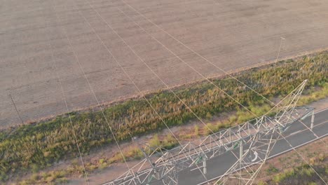 torre eléctrica de alto voltaje sobrevolada