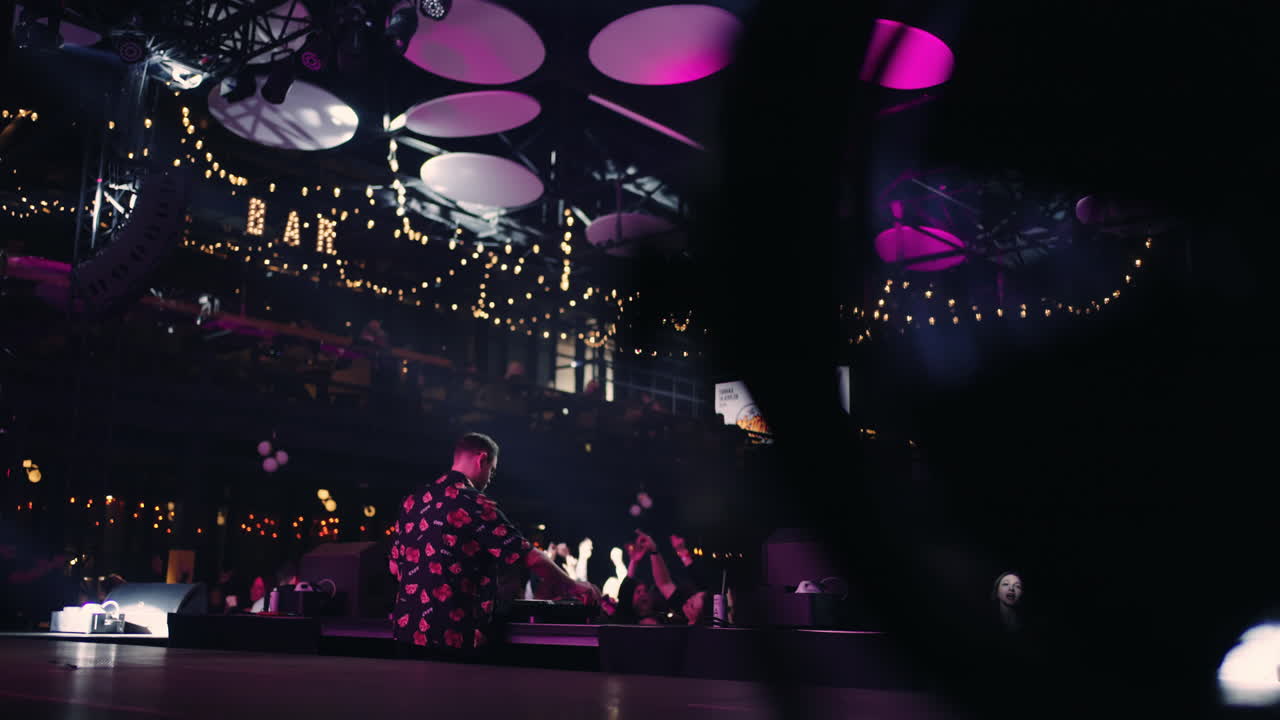 dj actuando en un club nocturno