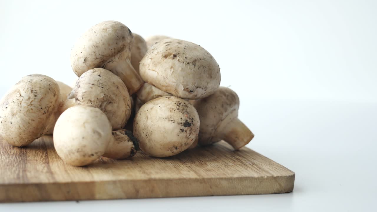 setas frescas en tabla de corte de madera