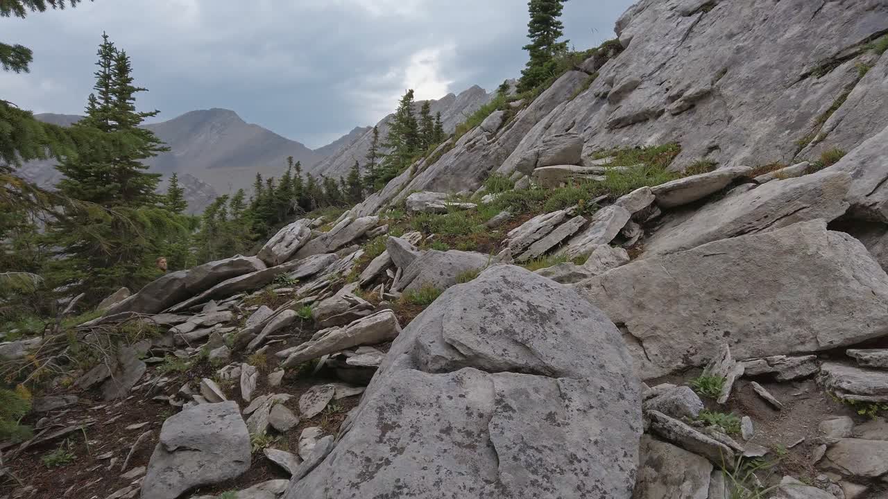 excursionista subiendo montaña reveló rockies kananaskis alberta canada
