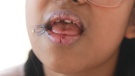 Una chica linda comiendo chocolate.