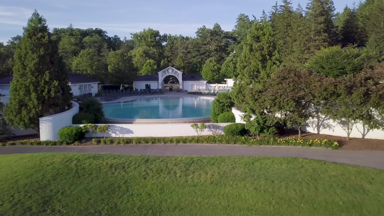 el sobrevuelo de aviones no tripulados greenbrier resort pool virginia occidental