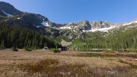 Toma-Estática-De-Un-Pantano-Y-Un-Estanque-Debajo-De-Grandes-Montañas.