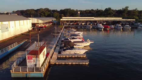 Luftdrohnenaufnahme-Von-Yachten-Auf-Einem-Hafen-In-Pira-Pytá-In-Posadas,-Argentinien,-Zeigt-Die-Meeresküste-Aus-Der-Vogelperspektive