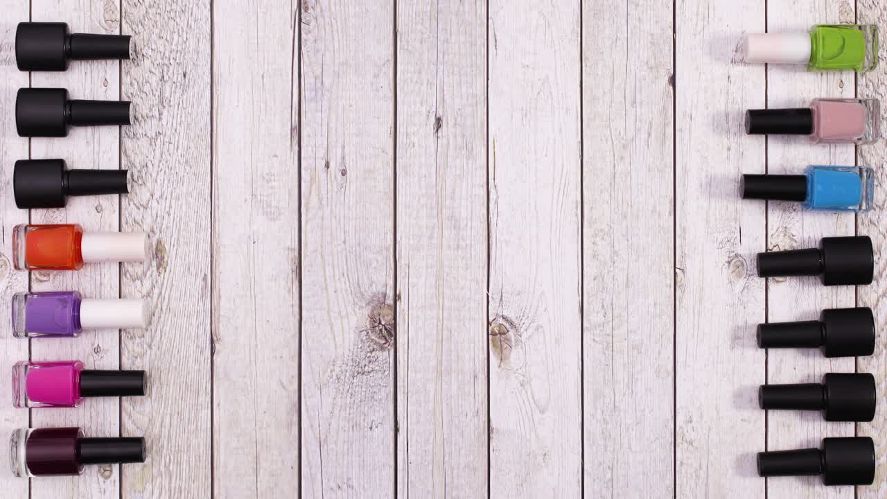 los esmaltes de uñas cambian de color en el lado izquierdo y derecho.