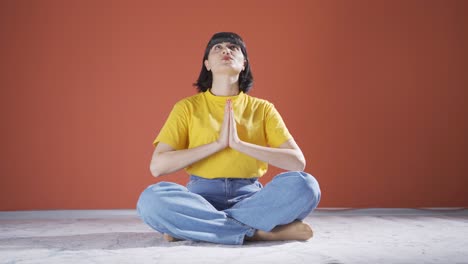 christian woman praying.