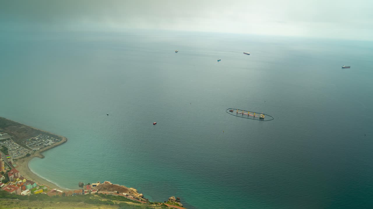 지브롤터 해안의 떠다니는 농장과 산업 항구, 위에서 시간 경과