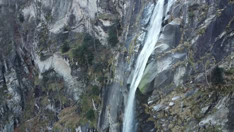 impresionantes imágenes de drones de una maravillosa cascada en las rocas suizas
